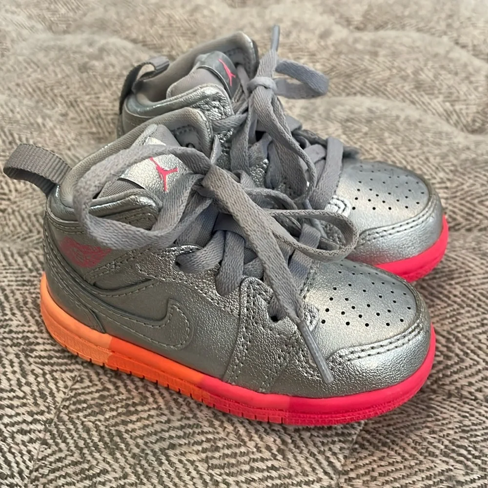 Nike Air Jordan 1 Mid Metallic Silver Pink Crimson size 5 C